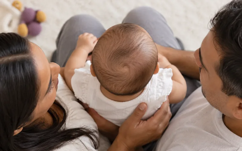 Bebê visto de cima com um lado da nuca achatado