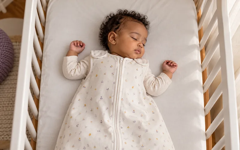 Bebê dormindo de barriga para cima no berço